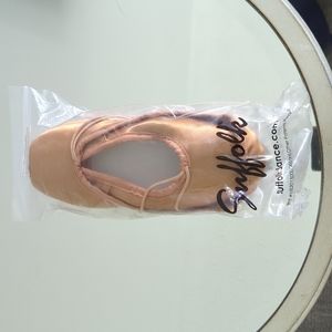 Suffolk Stellar Pointe Shoes size 5.5 XX bronze standard **New in bag**